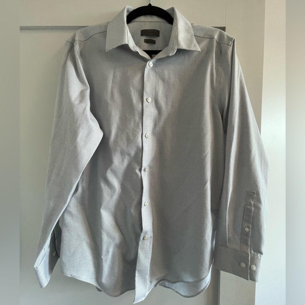 Calvin Klein slim fit non-iron dress shirt. No pockets